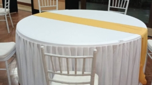 Meja Bulat Putih Pita Kuning