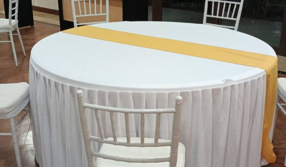 Meja Bulat Putih Pita Kuning